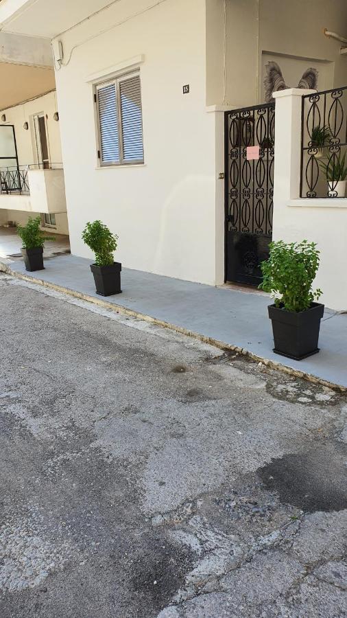 Larry'S Little Place In The Center Of Gytheio Exterior photo